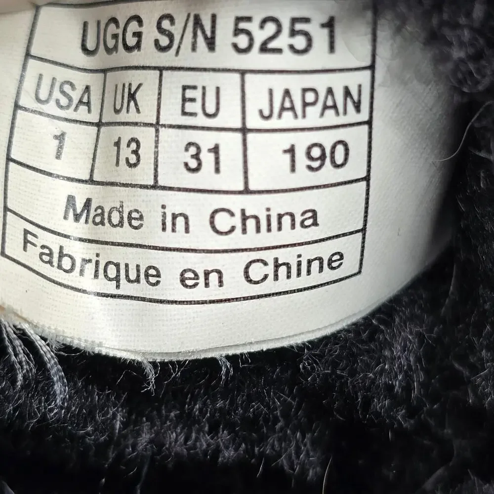 UGG Classic Boots Youth Kids 1 Black Sheepskin Suede Lined Pull On Winter Bootie